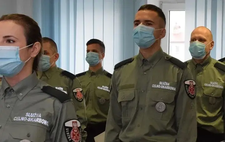 Umundurowanie Służby Celno-Skarbowej: najnowsze przepisy i zmiany