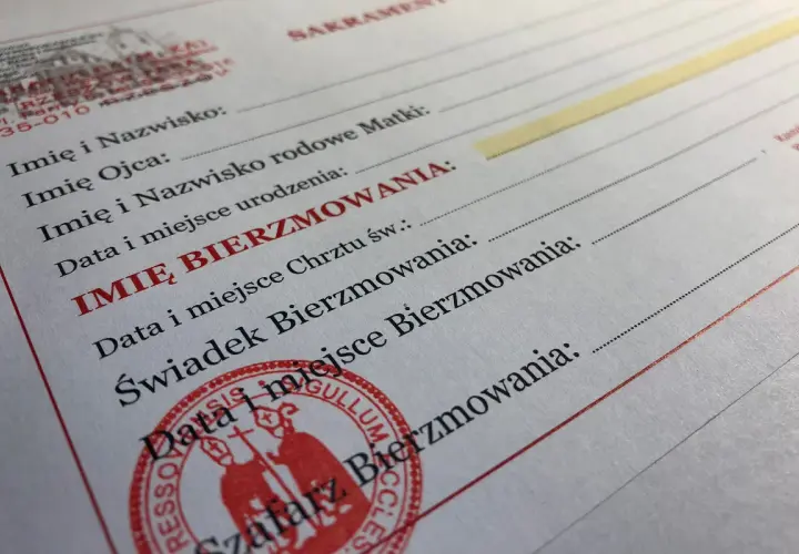 Dokument bierzmowania dla dorosłych zawiera pola na imię i nazwisko, dane rodziców, datę i miejsce urodzenia, imię bierzmowania, dane chrztu, świadka i datę bierzmowania.
