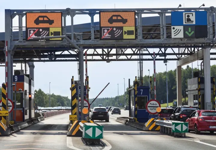 Korki na bramkach autostradowych. Zastanawiasz się, ile kosztują bramki z Krakowa do Katowic? Sprawdź ceny opłat drogowych.