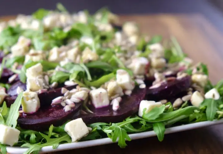 Pyszne carpaccio z buraka z rukolą, serem feta i pestkami słonecznika.