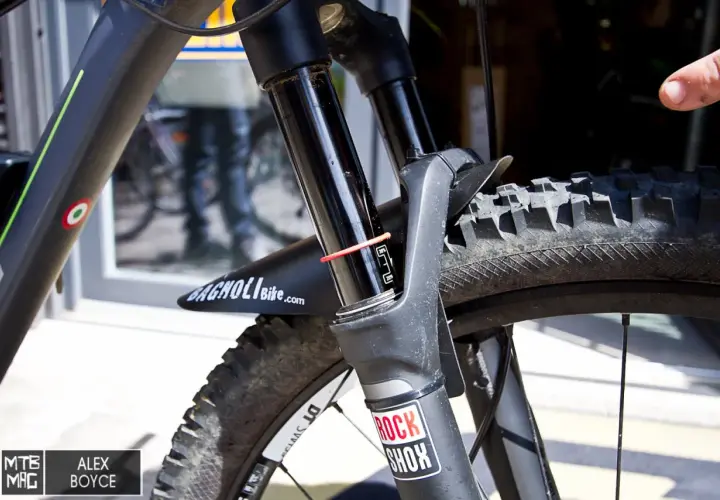 A red O-ring on a RockShox mtb fork indicates the amount of sag.
