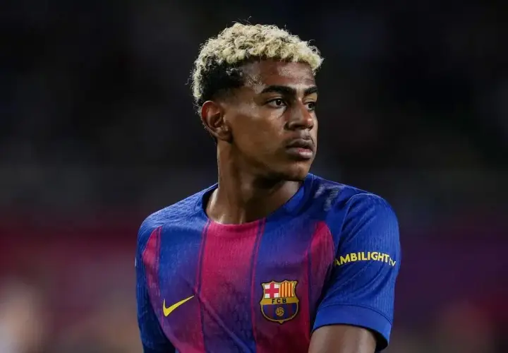 Młody piłkarz FC Barcelona Lamine Yamal, z charakterystyczną fryzurą. Jego wzrost i waga są kluczowe dla jego gry.