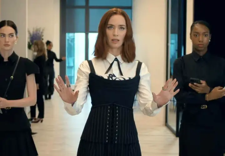 Emily Blunt w roli Mirandy Priestly, w otoczeniu asystentek, w scenie z filmu "Diabeł ubiera się u Prady".