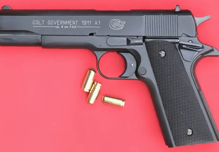 Pistolet d'alarme Colt Government 1911 A1, cal. 9 mm P.A.K. avec cartouches. C'est quoi ce pistolet ?