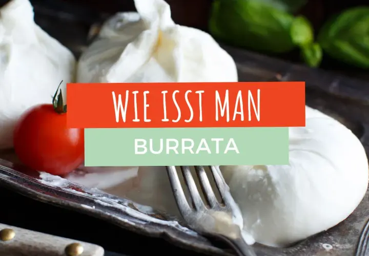 Frische Burrata mit Tomate und Basilikum auf einem Teller. Ein Gabel liegt daneben. Der Text "Wie isst man Burrata" ist eingeblendet.