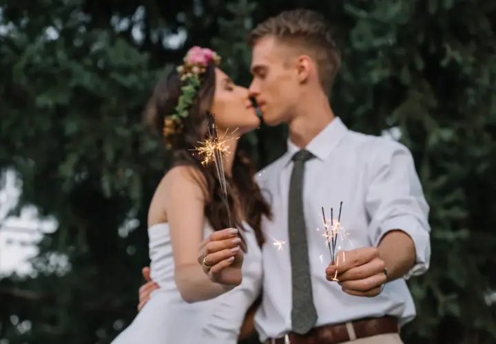 Para jak zostać fotografem ślubnym, całuje się z zimnymi ogniami.