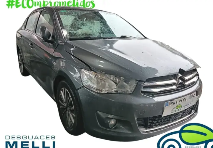 Citroën C-Elysée con parabrisas roto y capó dañado, mostrando los problemas que puede tener este modelo.