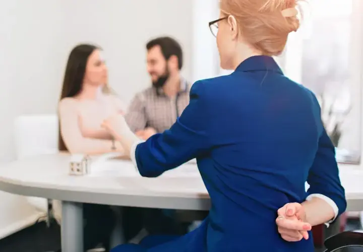 Co powinna zawierać umowa najmu mieszkania, aby uniknąć problemów?