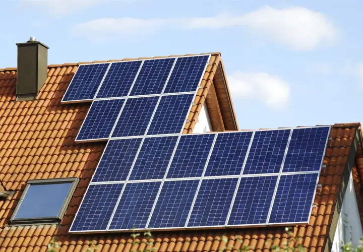 Instalacja fotowoltaiczna 5 kW cena z montażem na dachu domu. Panele słoneczne łapią energię ze słońca.