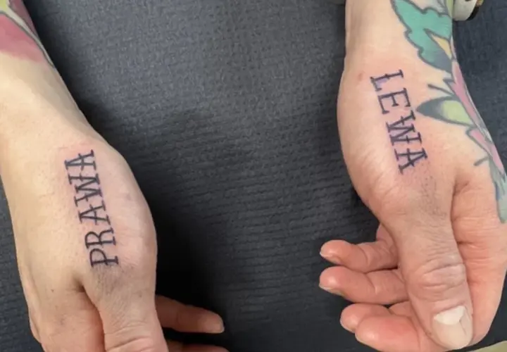 Na lewej ręce tatuaż z napisem "PRAWA", na prawej "LEWA".