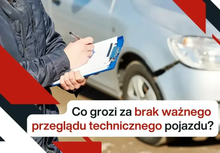 Inspektor spisuje mandat za jazdę bez ważnego przeglądu technicznego pojazdu.