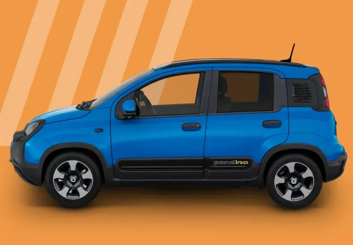 Un'auto blu, una panda a gas, con dettagli neri e scritta "pandina" gialla sul fianco, su sfondo arancione a righe.