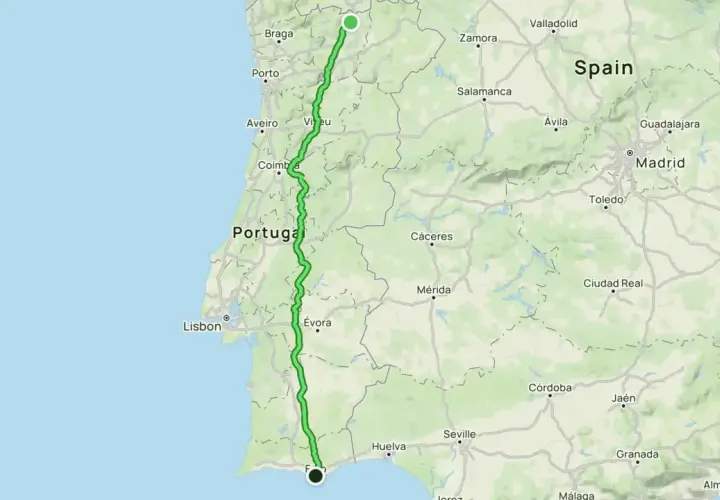 Mapa de Portugal con una ruta verde que va de norte a sur, como una ruta 66 portuguesa. Muestra ciudades como Porto, Coímbra y Lisboa.