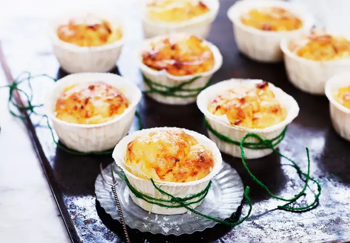 Små, gyllene potatis i muffinsform, bundna med grönt garn. En härlig liten rätt som passar perfekt till helgen.
