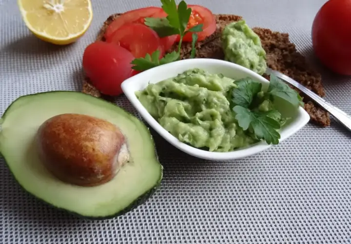 Pyszne guacamole przepis: awokado, pomidory, cytryna i natka pietruszki. Idealne na tostach.