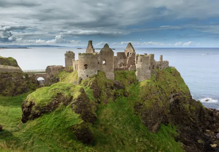 Ruinen einer Burg auf einer Klippe am Meer. Hier wurde Game of Thrones gedreht, eine dramatische Kulisse für Westeros.