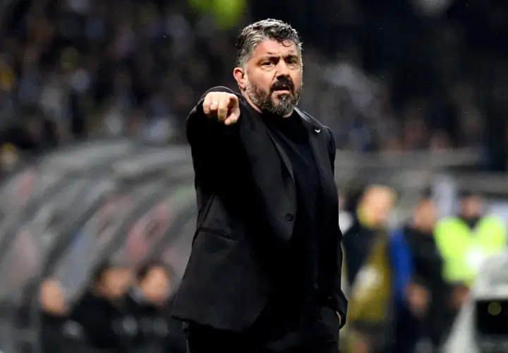 Gennaro Gattuso, trener reprezentacji Włoch, wskazuje palcem, motywując drużynę do walki.