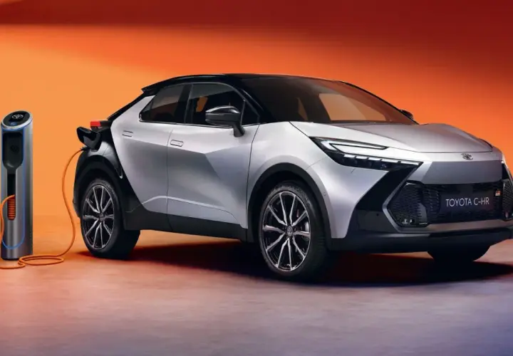 La nuova Toyota C-HR GR, un'auto elettrica all'avanguardia, si ricarica con stile. Tra le marche auto elettriche, Toyota si distingue per innovazione.