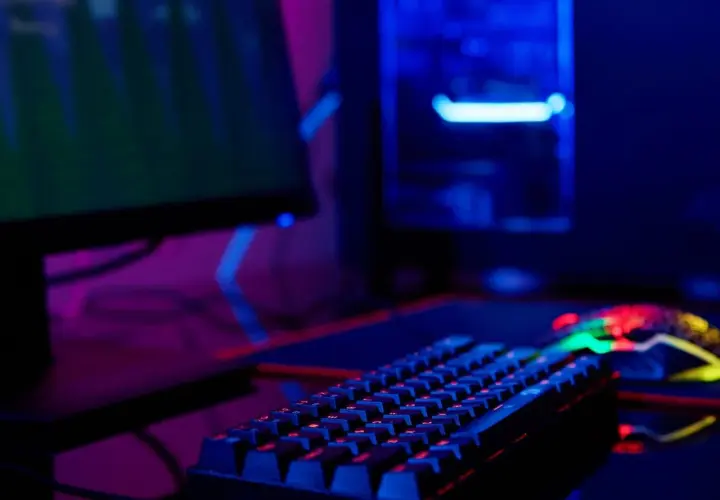 Klawiatura i myszka gamingowa w neonowym świetle. Sprawdzam Dying Light 2 wymagania, by móc grać!