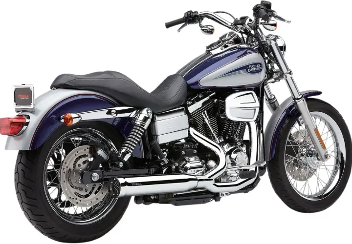 Błyszczący wydech Cobra na motocyklu Harley-Davidson.