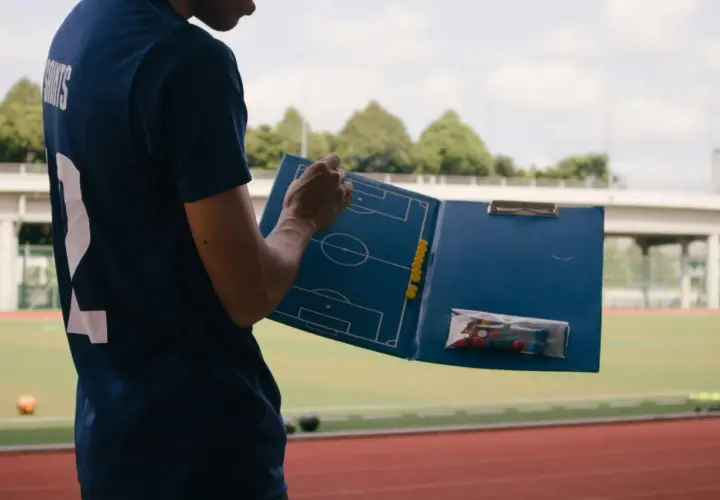 Trener analizuje taktykę na boisku, planując, co można trenować na kursie UEFA B.