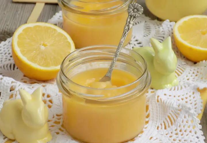 Słoiczki z domowym lemon curd, cytryny i urocze zajączki. Idealny przepis na lemon curd na wielkanocny stół.