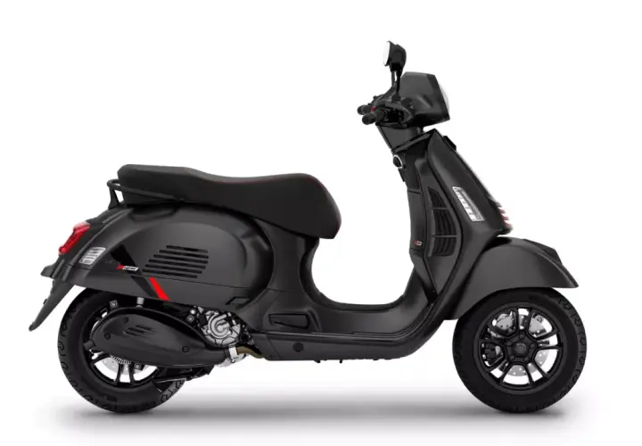 Vespa GTS 300 Super Sport negra mate, con detalles rojos en el asiento y franjas deportivas.