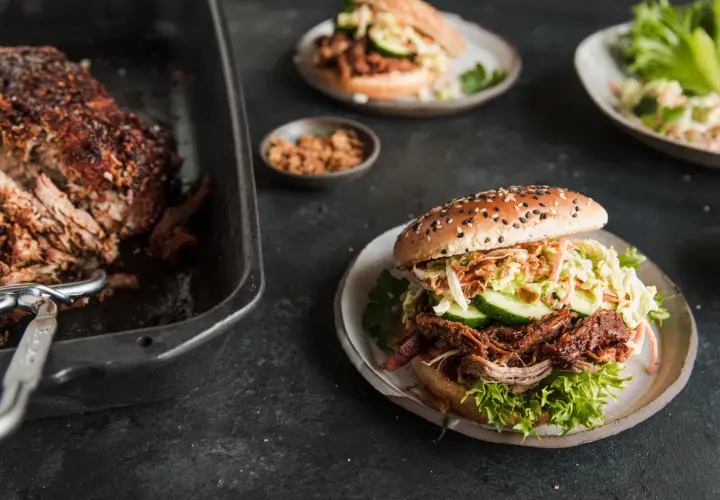 Przepis na mini burgery z szarpaną wieprzowiną, które zachwycą gości