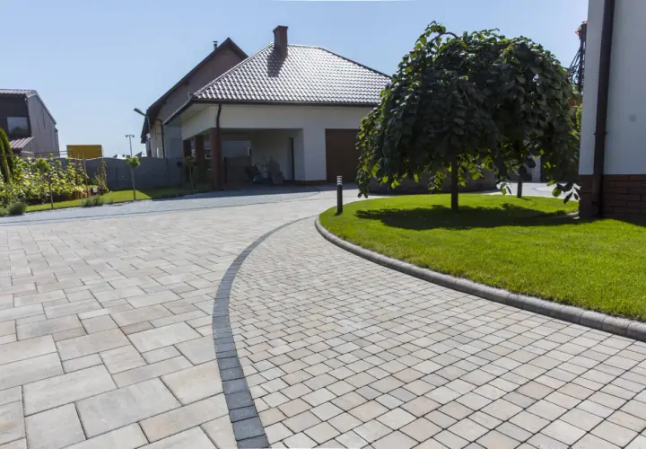 Nowoczesna kostka przed domem, piękne projekty podjazdu i ogrodu.