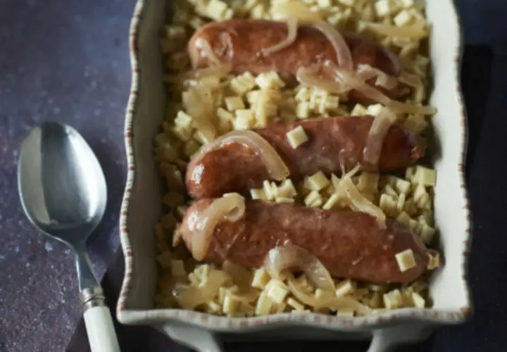 Un plat réconfortant de gratin de crozet diot, avec des saucisses savoureuses et des oignons caramélisés sur des pâtes crozet.