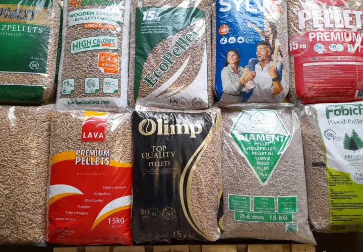 Poltarex polskie drewno zakład produkcji pelletu. Różne marki pelletu drzewnego w workach, gotowe do ogrzewania.