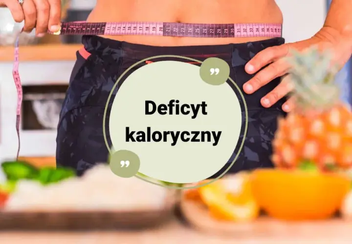 Kobieta mierzy talię centymetrem, symbolizując osiągnięcie celu dzięki deficytowi kalorycznemu. Na pierwszym planie owoce i warzywa.