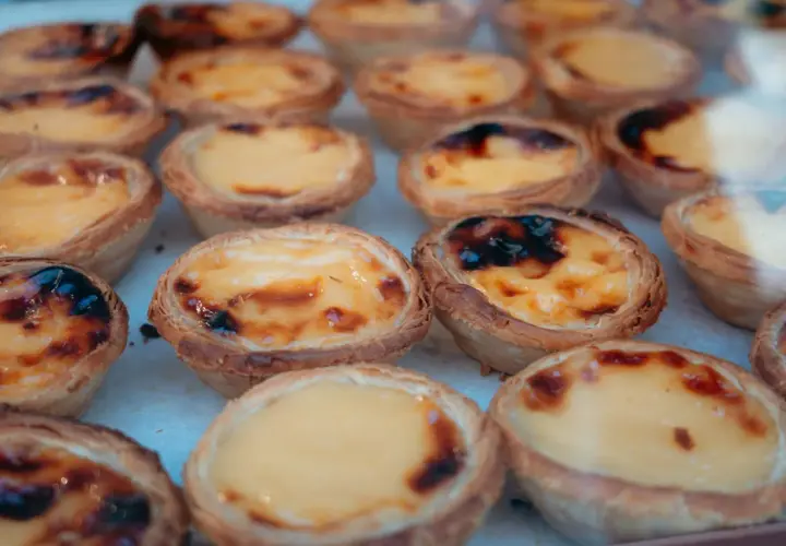 Pyszne babeczki pasteis de nata, idealne na deser. Ten przepis jest prosty i szybki.