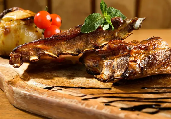 Travers de porc BBQ brillants et caramélisés, prêts à être dégustés.