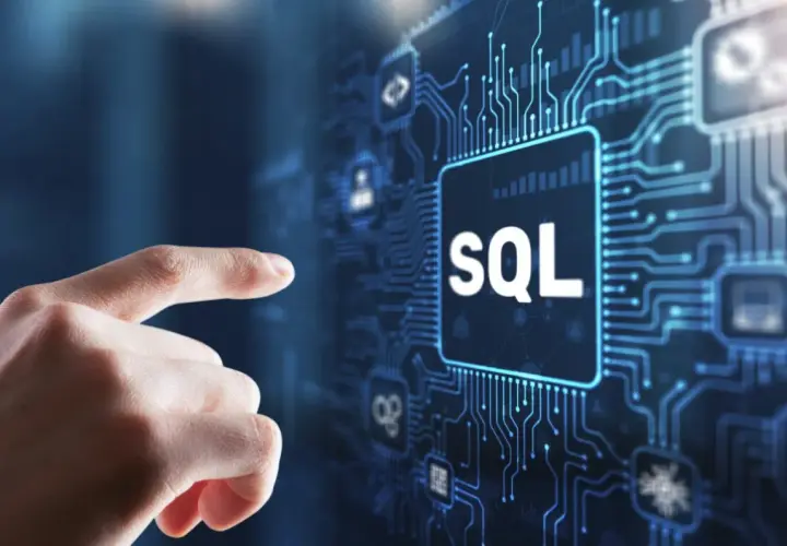 Palec wskazuje na ekran z napisem SQL, symbolizując dostęp do danych.