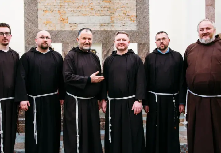 Sześciu mężczyzn w brązowych habitach, każdy z białym sznurem przepasanym w pasie. To grupa kapucynów.