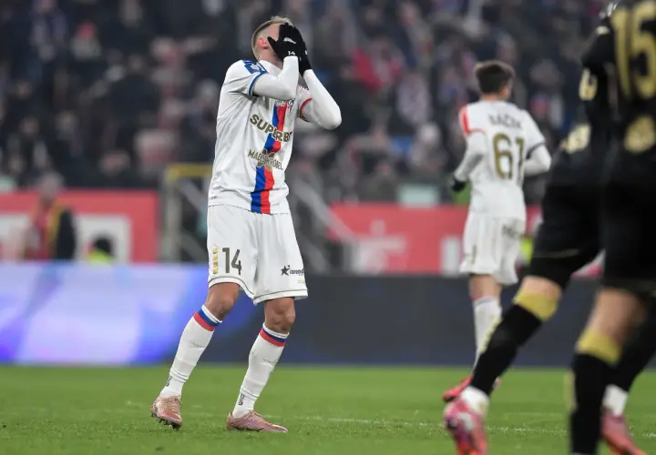 Piłkarz Górnika Zabrze z rozpaczą zakrywa twarz rękami.