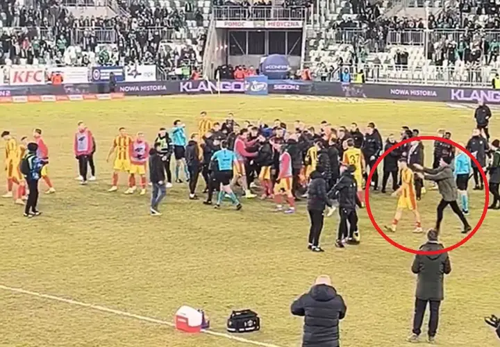 Piłkarze Radomiaka Radom i Korony Kielce w emocjach po meczu. Sędzia próbuje rozdzielić zawodników.