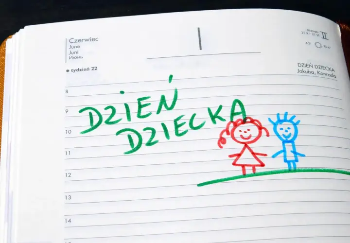 Dzien dziecka Warszawa! W kalendarzu zaznaczono zielonym flamastrem "DZIEN DZIECKA" i narysowano uśmiechnięte dzieci.