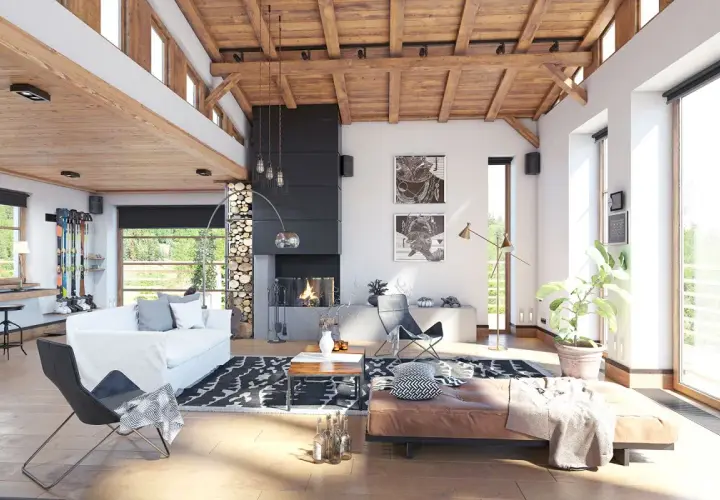 Przytulny salon w stylu country z kominkiem, drewnianym sufitem i widokiem na las.