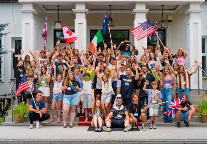 Grupa młodych ludzi z flagami Kanady, USA, Irlandii i Australii. Wspaniały opis wakacji po angielsku!