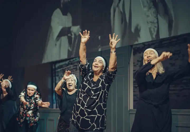 Radosne seniorki w habicie tańczą na scenie. Sprawdź repertuar Teatru Łaźnia Nowa!