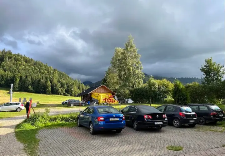 Parking pod Kasprowym Wierchem. Jak dojechać na Kasprowy Wierch z Zakopanego? Tu zaczyna się podróż.