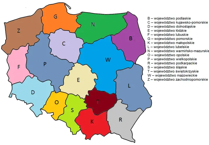 Mapa Polski z zaznaczonymi województwami, każde oznaczone literą i kolorem. Zapisana jako zwa rejestracja.