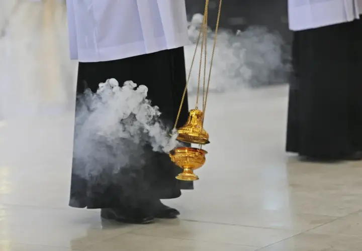 Co oznacza kadzidło w kościele? Symbolika i duchowe znaczenie w liturgii