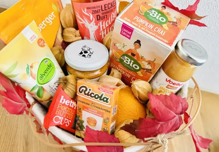 Herbstliche selbstgemachter geschenkkorb ideen: Pumpkin Chai Tee, Ingwer, Erdnussbutter Cups, Alverde Naturkosmetik und mehr.