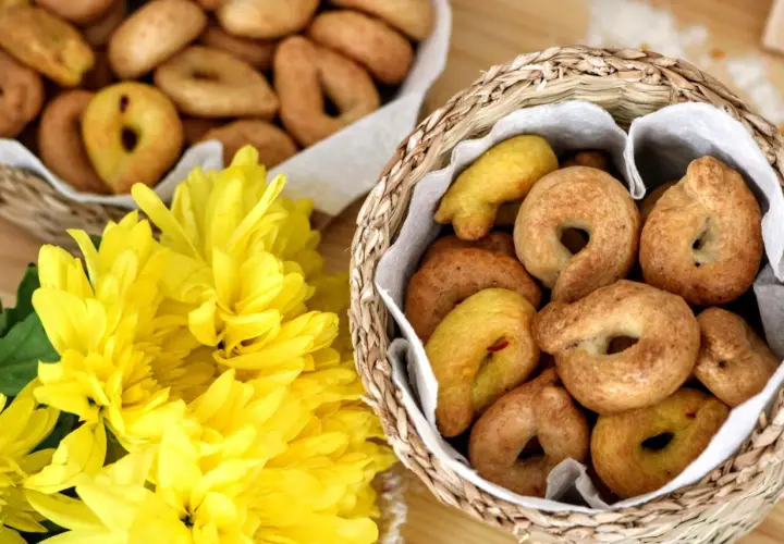 Taralli horneados en una cesta, listos para disfrutar. Una deliciosa receta para compartir.