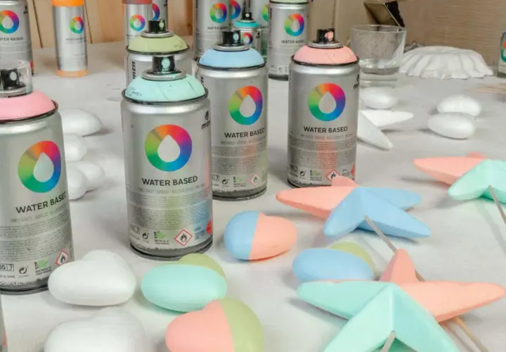 Latas de spray de pintar espuma poliuretano en tonos pastel, listas para dar color a figuras de poliestireno.