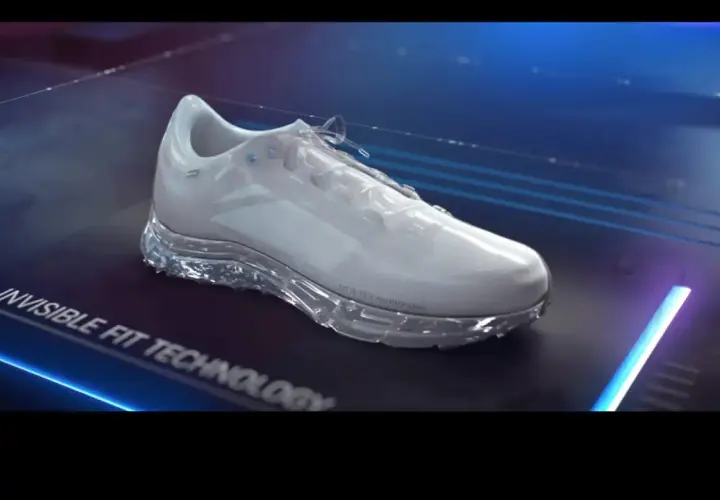 Biały but sportowy z przezroczystą podeszwą, prezentujący technologię GORE-TEX INFINIUM.