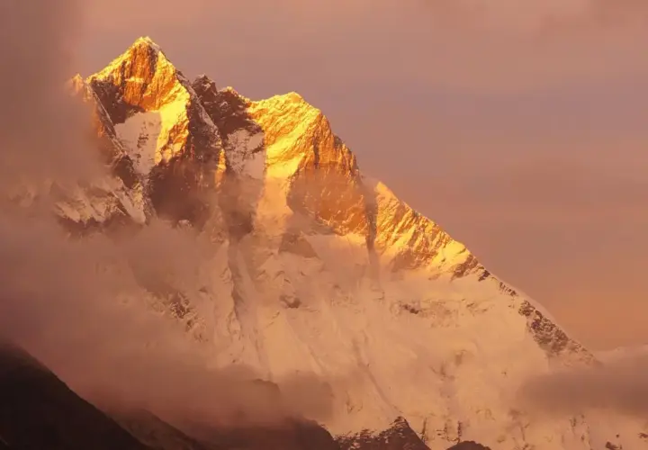 Mount Everest: Gdzie leży? Nepal czy Chiny? Odkryj sekrety Dachu Świata